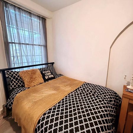 Spacious Studio Flat In London Kültér fotó