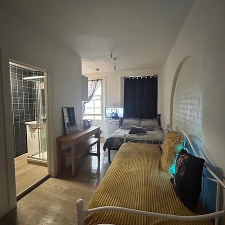 Spacious Studio Flat In London Kültér fotó