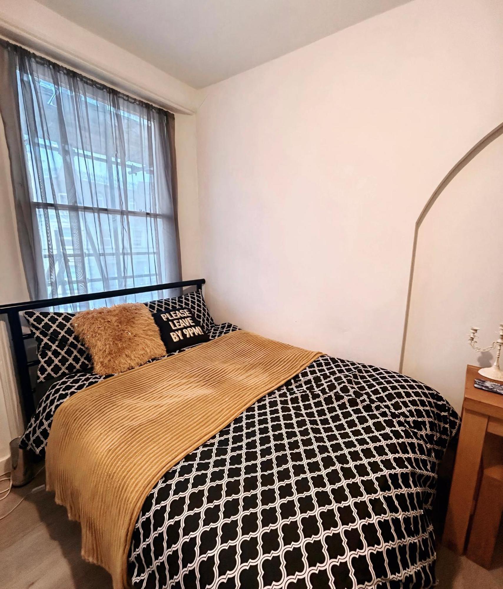 Spacious Studio Flat In London Kültér fotó