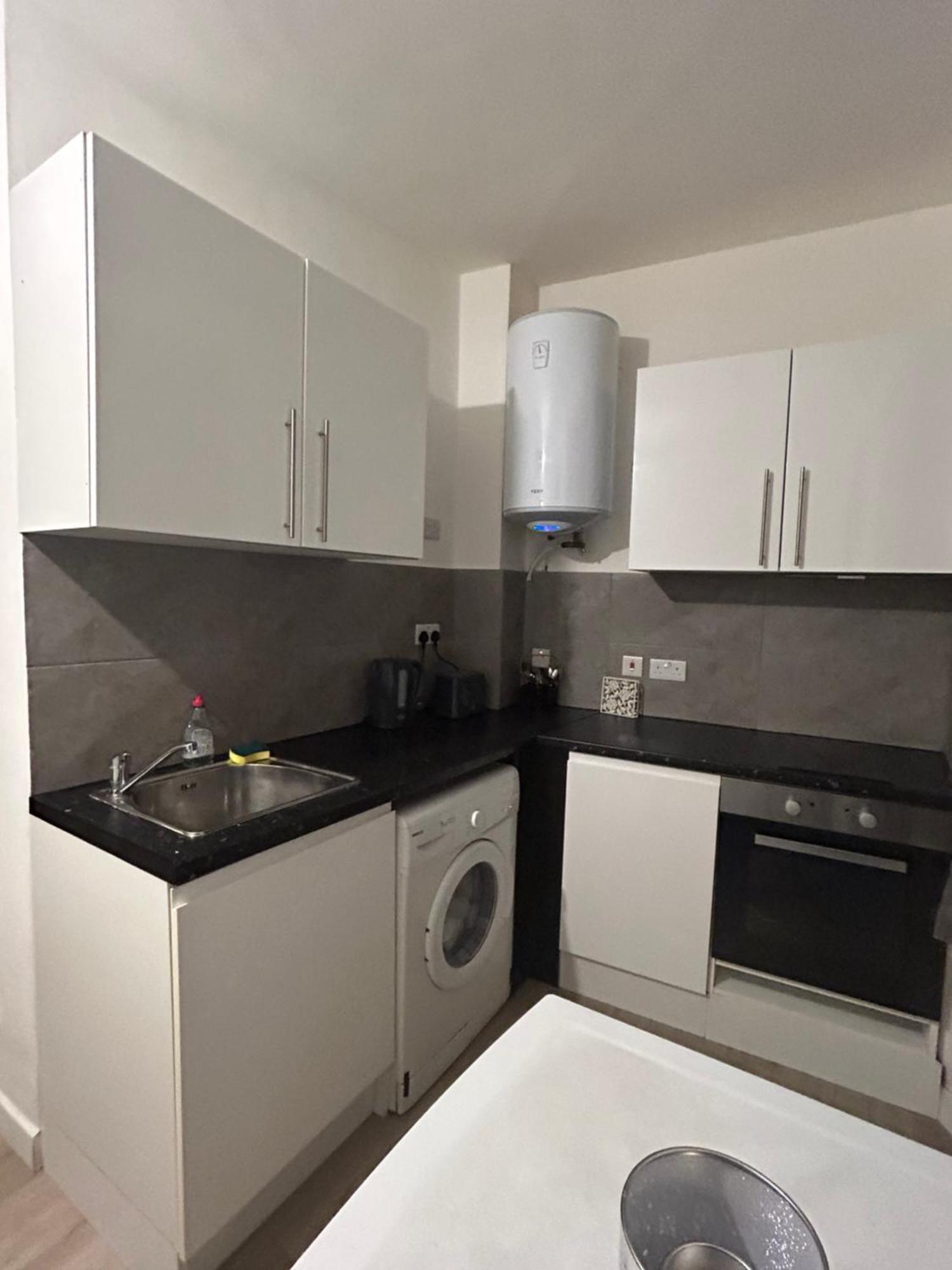 Spacious Studio Flat In London Kültér fotó