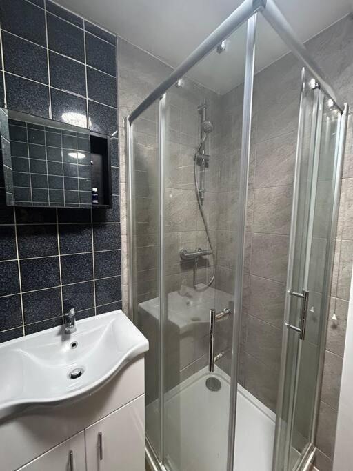 Spacious Studio Flat In London Kültér fotó