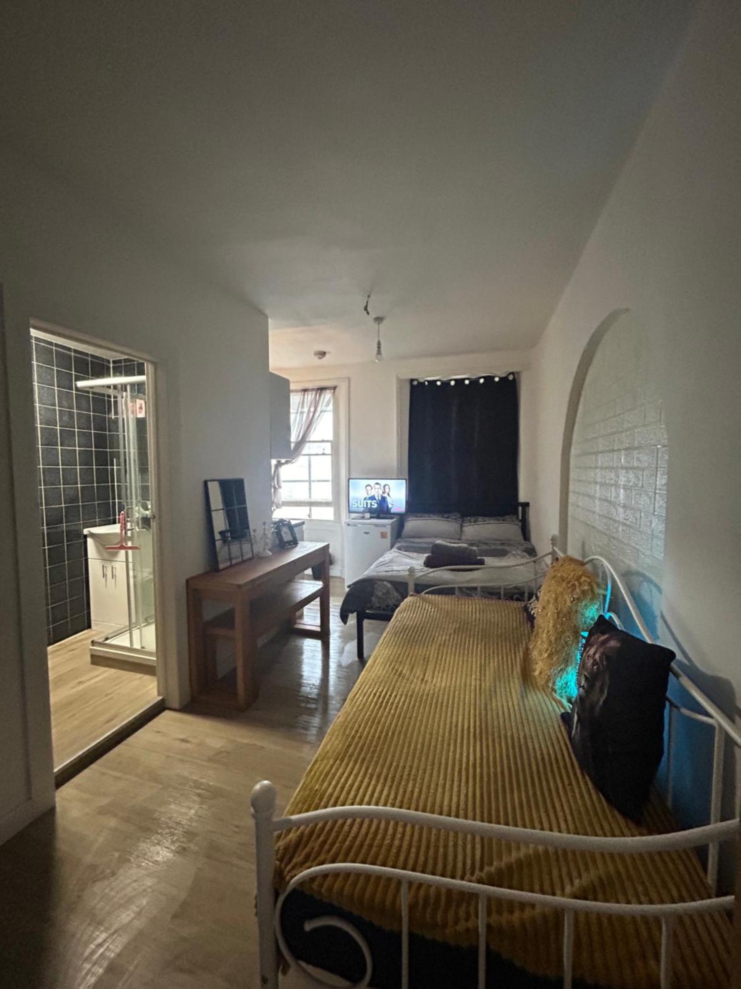 Spacious Studio Flat In London Kültér fotó