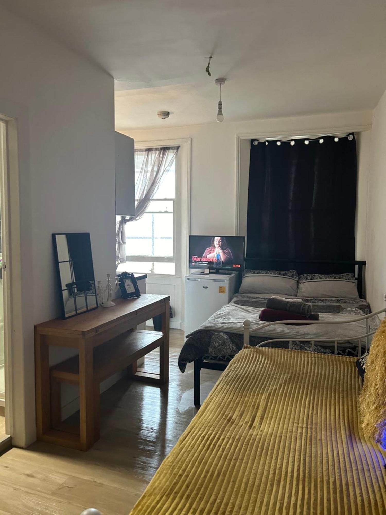 Spacious Studio Flat In London Kültér fotó